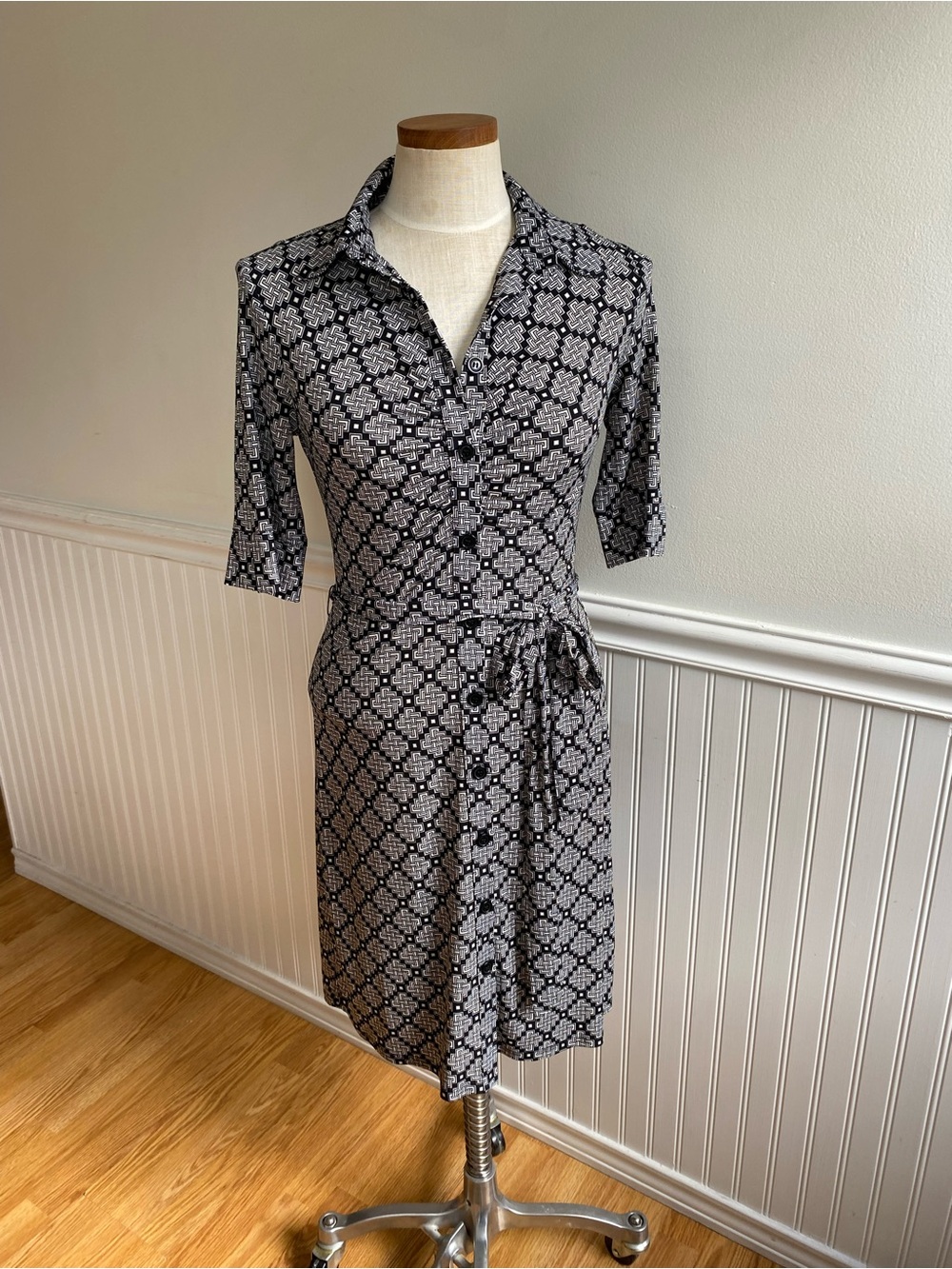 Laundry By Shelli Segal Black and White Geometric Tie-Waist Shirt Dress